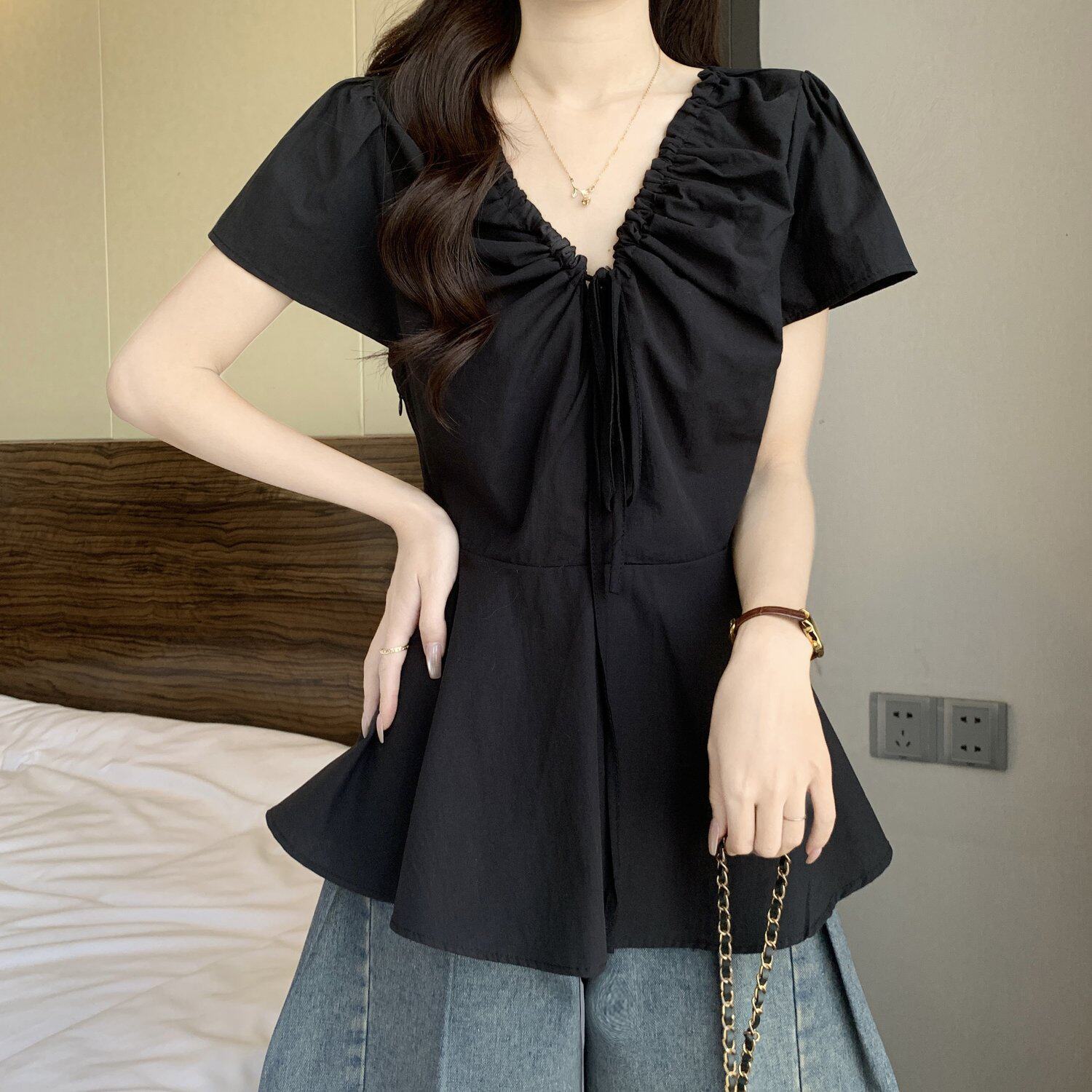 Áo thun nữ cổ V tay ngắn thiết kế dây rút eo — màu đen chi tiết 11