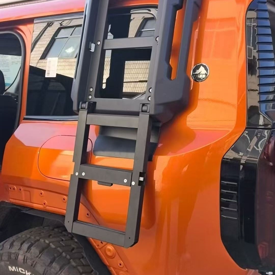 Chery Jetour Zongheng G700 is equipped with a foldable climbing ladder, a fixed climbing ladder, and side armor, designed specifically for the vehicle, with non-destructive installation