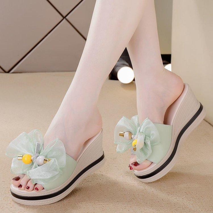 Zapatillas de aumento de altura de cuero suave 2023 Verano nuevas zapatillas al aire libre de las mujeres de fondo grueso inferior suave zapatillas antideslizantes mujeres