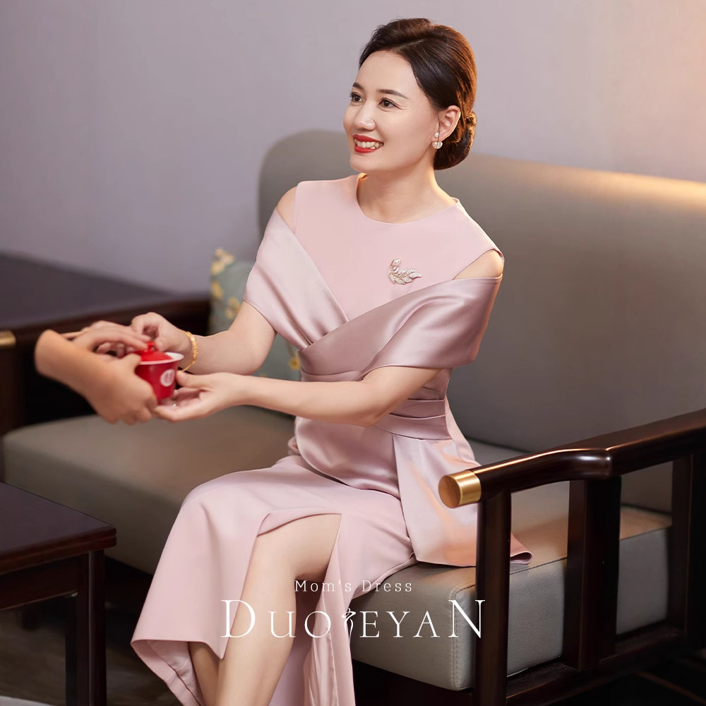 Vestido de madre vestido de novia occidental 2024 Nuevo temperamento coreano Rosa joven suegra boda banquete cheongsam