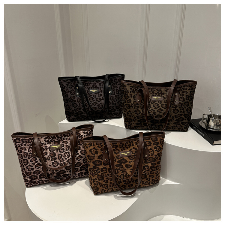 This is a new 2024 trendy and stylish large-capacity handbag for women. It is a fashionable and stylish single-shoulder tote bag for autumn and winter undefined