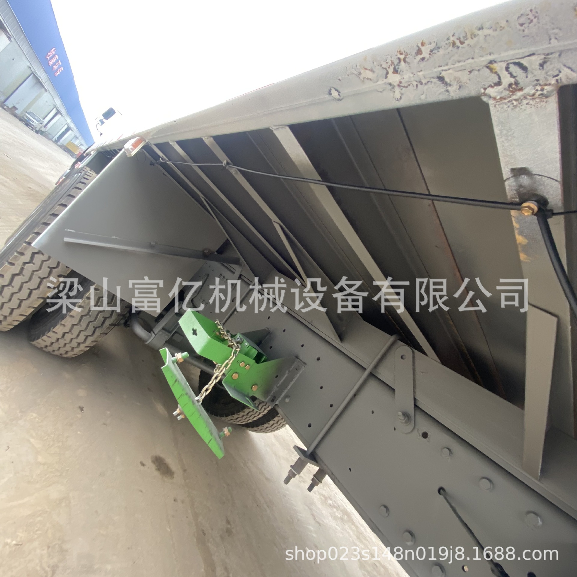 Exported to Africa: Sinotruk Howo Box-Type Truck with 12 Wheels (Four Front, Eight Rear), High Horsepower, Remanufactured Container Truck