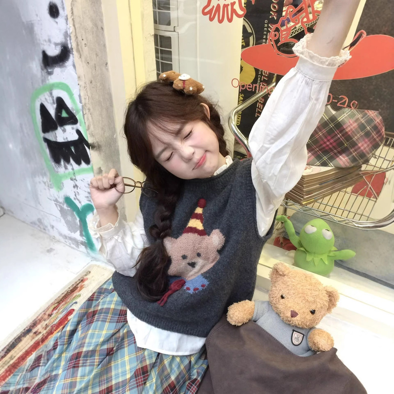Gray Chic Bear Embroidery Sleeveless Knit Vest for Spring and Autumn Layering, Soft and Lazy Style Sweater for Women