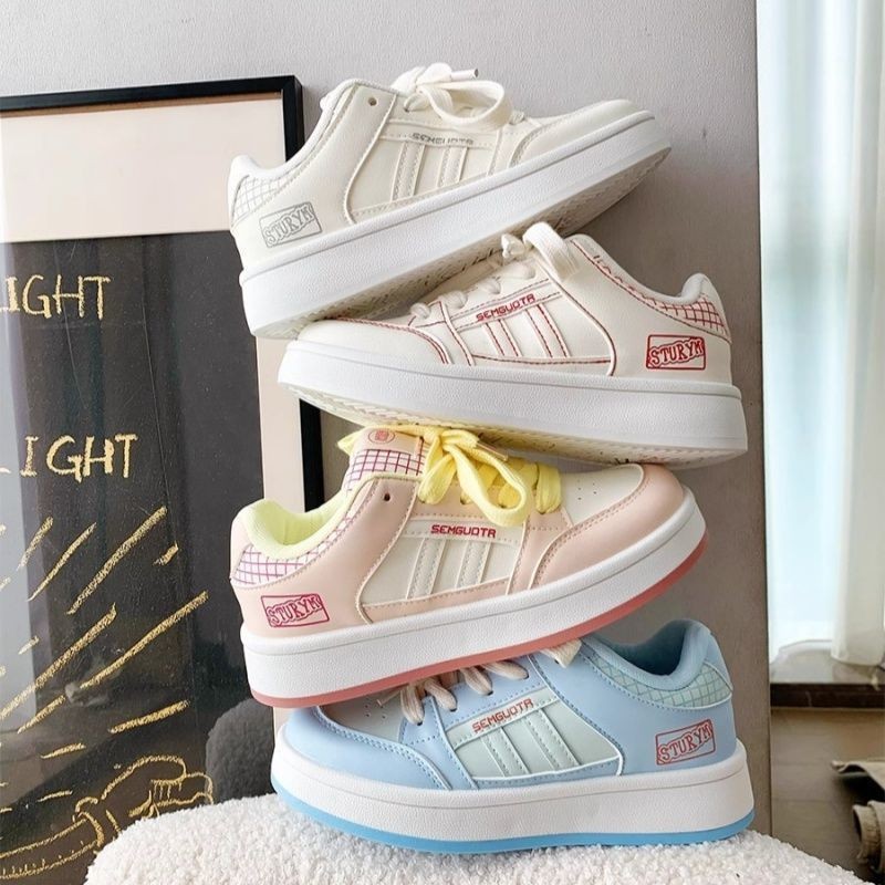 Zapatos de pan, zapatos deportivos ligeros y planos, zapatos blancos para mujeres, verano y otoño de 2025, nuevos zapatos de mujer cómodos y ligeros