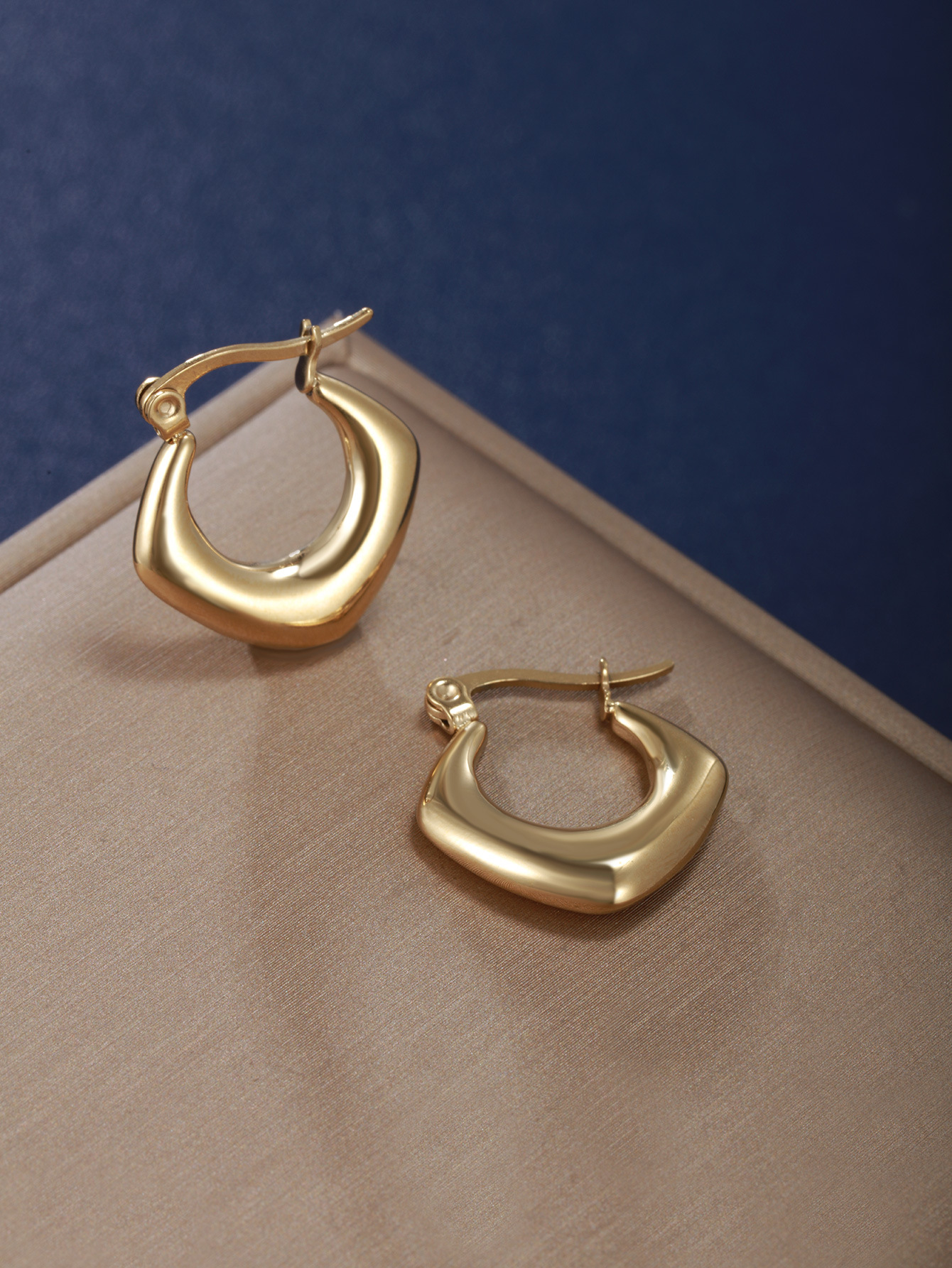 Xuping aretes de acero inoxidable metal de estilo europeo y americano nicho de diseño de aire frío geometría oval aretes para mujeres