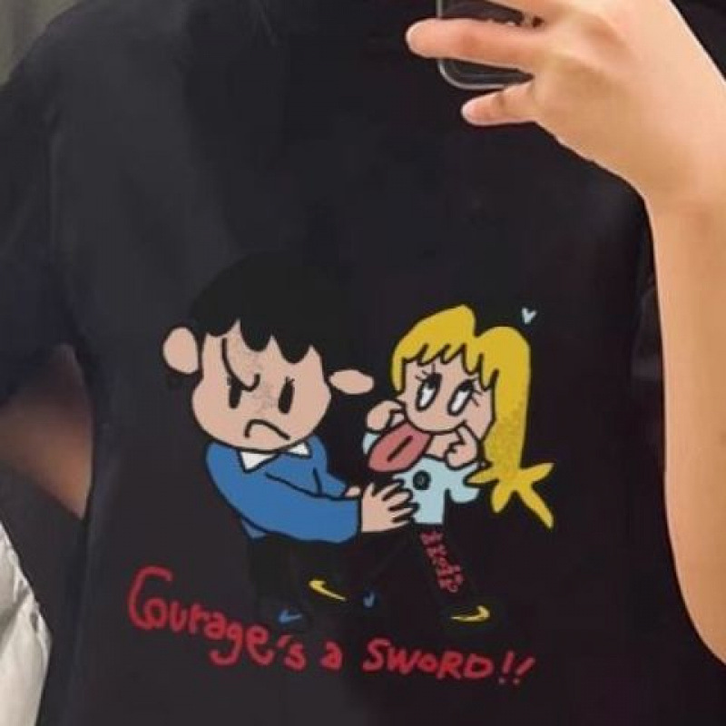 단일 조각 흑인 여성 키스