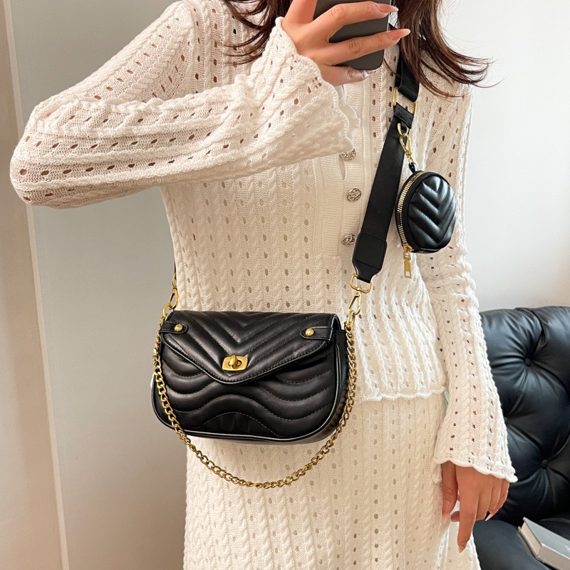 Versión coreana del pequeño bolso fragante 2025 verano nuevo bolso femenino ondulado bordado bolso de hombro cadena de moda bolso de mensajero