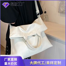 2026新款大容量购物袋时尚通勤斜挎包休闲软面折耳包简约单肩女包