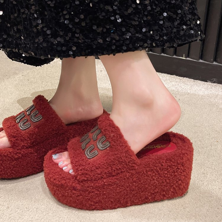 厚い底の毛のスリッパの女性の外は2024新しい秋冬のファッションの毛のふわふわしているネットの赤い家庭の1字の綿のスリッパを着ます。|undefined