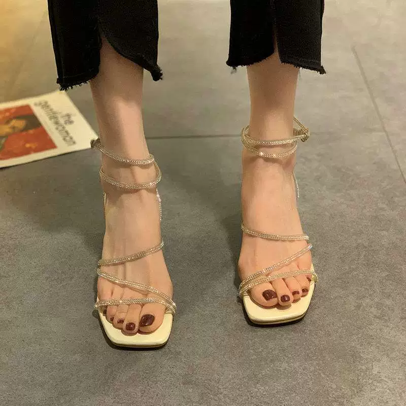 Модные босоножки в стиле феи, средний каблук, летняя новинка 2025 года, римские туфли с толстым каблуком и стразами.