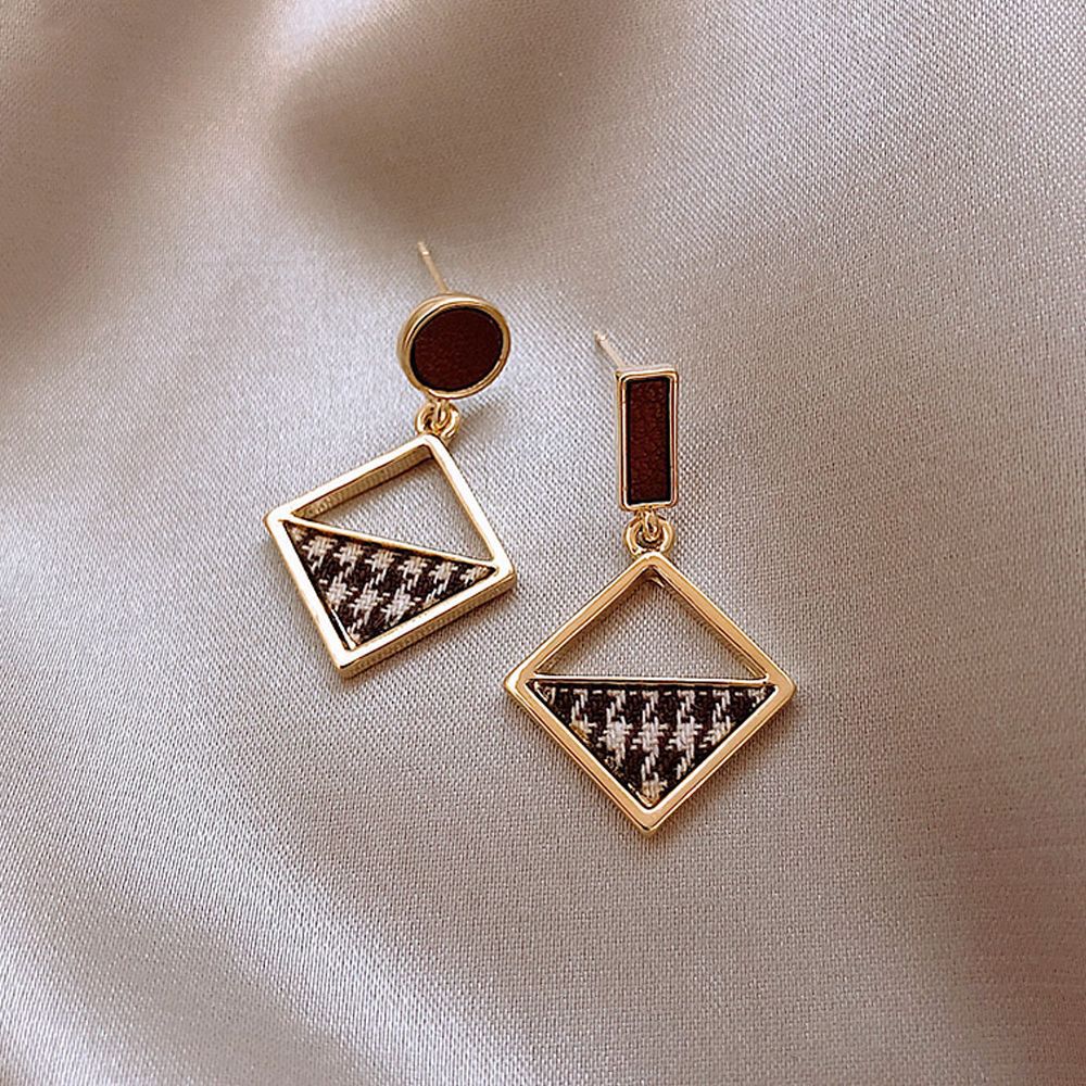 Aguja de plata de moda alta sensación de diamante de goteo de aceite pendientes nicho universal elegante pernos de orejas ligero lujoso temperamento simple orejas para mujeres