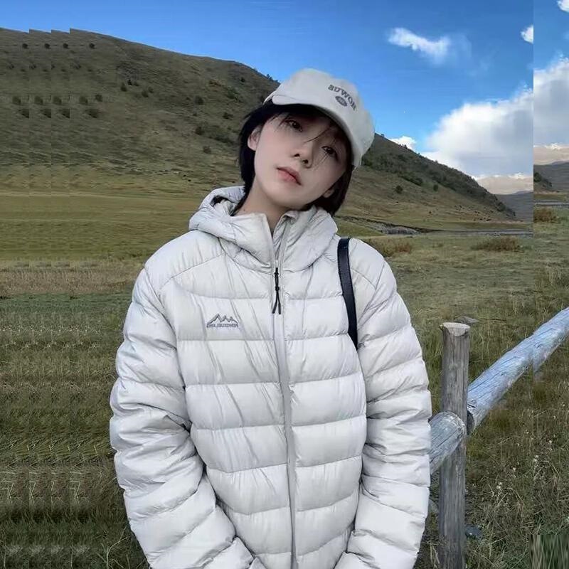 New lightweight down jacket for women, short style, 2026 autumn/winter collection, hooded, warm, white duck down, ribbed design, suitable for couples, trendy