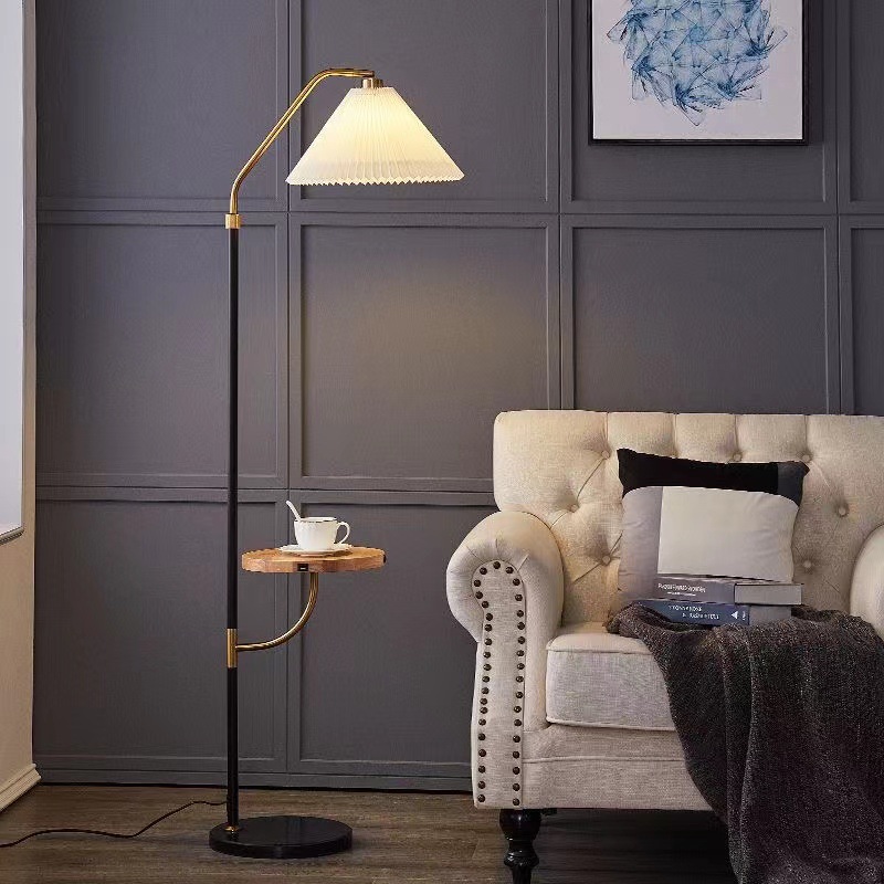 客廳北歐百褶無線充電落地燈茶几臥室床頭燈創意美式簡約立式檯燈