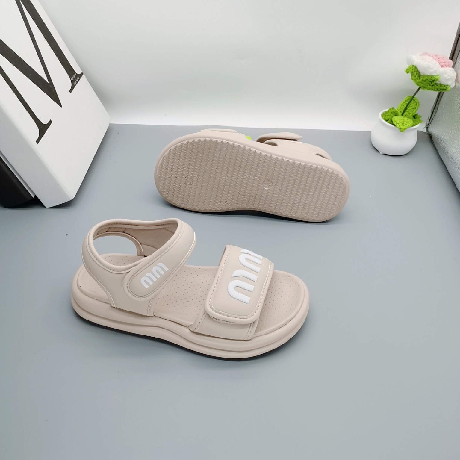 Verano estilo caliente 2025 sandalias retro mujer tesoro 8-13 años a través de la red zapatos casuales antideslizantes tendón de res zapatos de princesa zapatos de playa