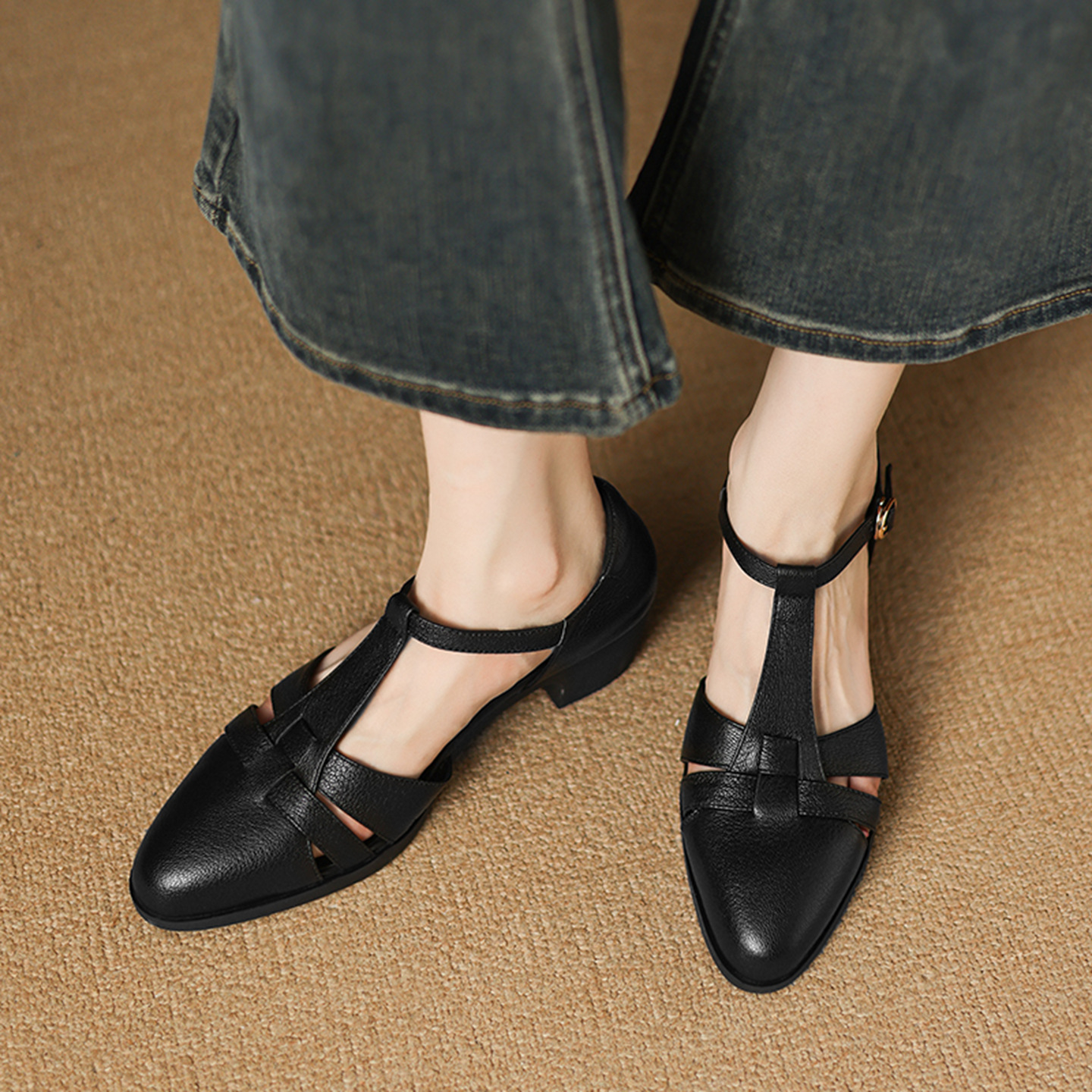 Sandal nữ gót vuông quai ngang phong cách La Mã, đế rỗng, dệt chéo khóa T — đen