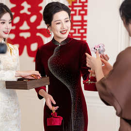 酒红色旗袍女高级感烫钻金丝绒保暖2025年春季新款喜婆婆婚宴礼服