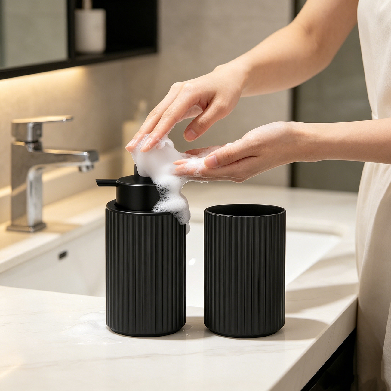 Juego de Accesorios de Baño Set de 2 Piezas de Plástico PP para Baño y Hotel image 2