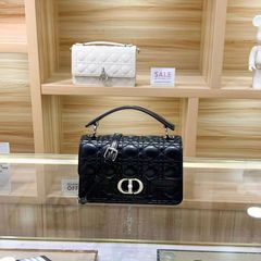 2025年新作レディースバッグ、個性的なデザインの菱形刺繍ハンドバッグ、ファッショナブルなパールロック付きレディースショルダー/クロスボディバッグ