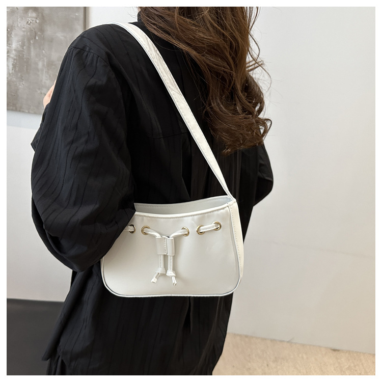 The new autumn/winter 2024 collection of women's bags features a retro and simple Korean-style underarm bag. This year, hand-held bags are in vogue, exuding a sense of sophistication undefined
