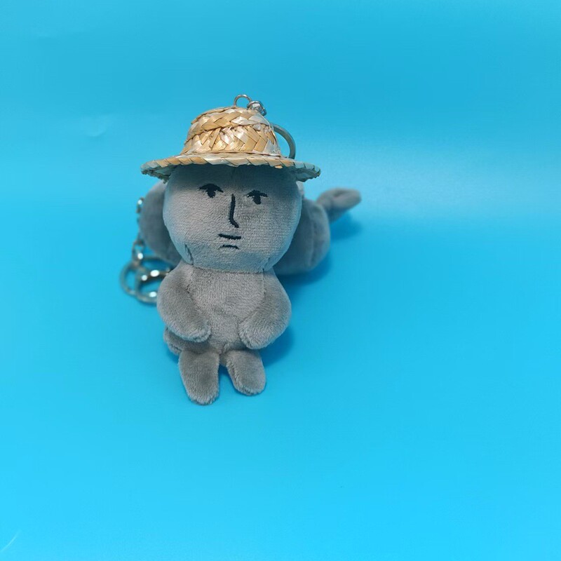 灰色のピンクのウサギは周辺のMyFriendオリジナルの変装シリーズのぬいぐるみのキーホルダーのプレゼントをいじります。|undefined