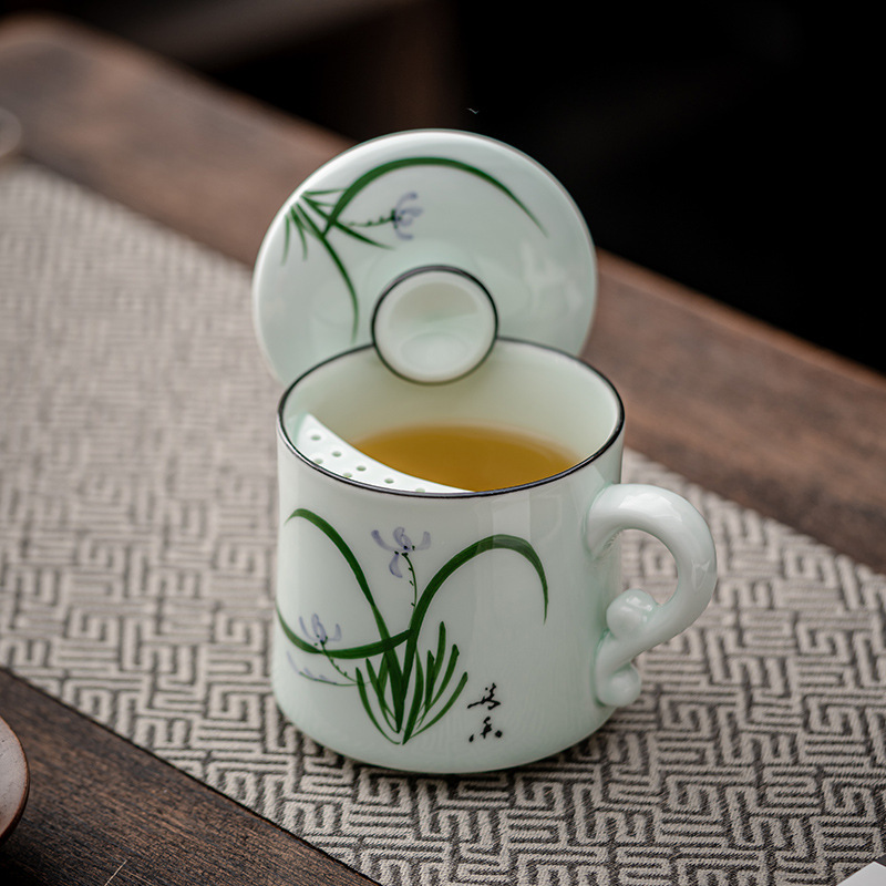 手描きの陶磁器のお茶の杯の三日月の濾過の杯は蓋の個人の専用の会議の杯を持ってお茶の事務のコップのメーカーの直接販売を入れます。|undefined