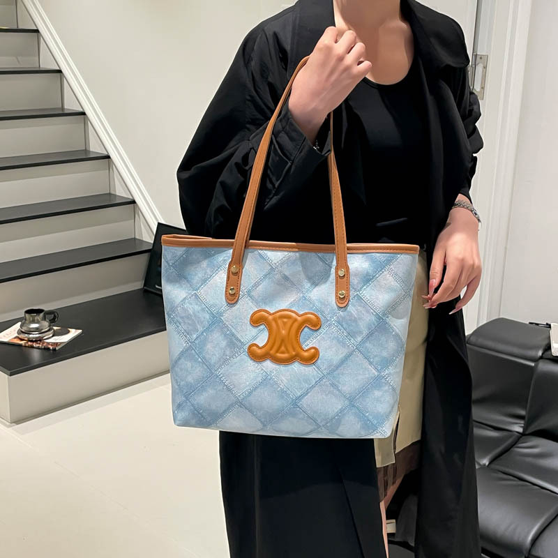 Bolsa de mano transfronteriza de gran capacidad para mujeres 2025, nueva sensación de alta calidad, bolso de hombro de viaje universal, bolso de moda