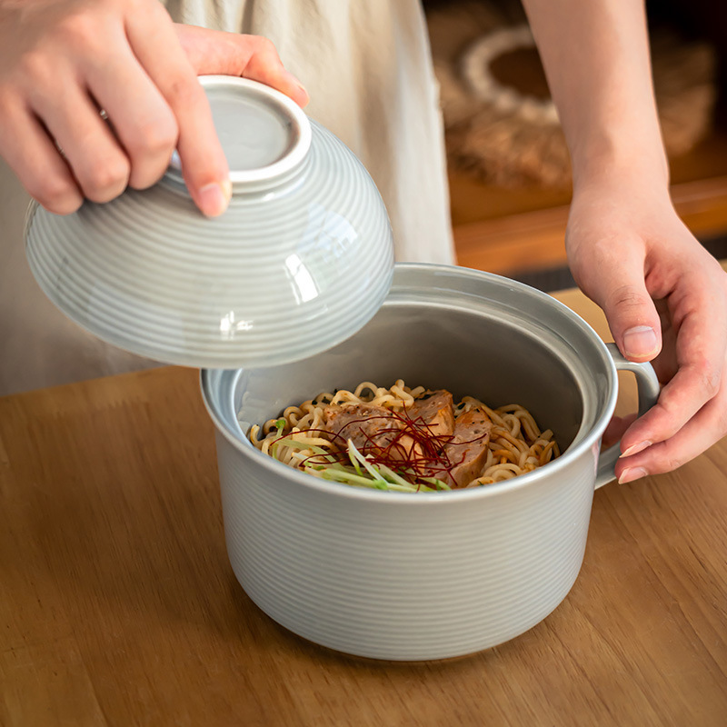 蓋付き陶磁器のカップラーメンの碗の食堂は取っ手を持って茶碗の寮の学生のインスタントラーメンの碗の家庭用食器のスープの碗を打ちます。|undefined