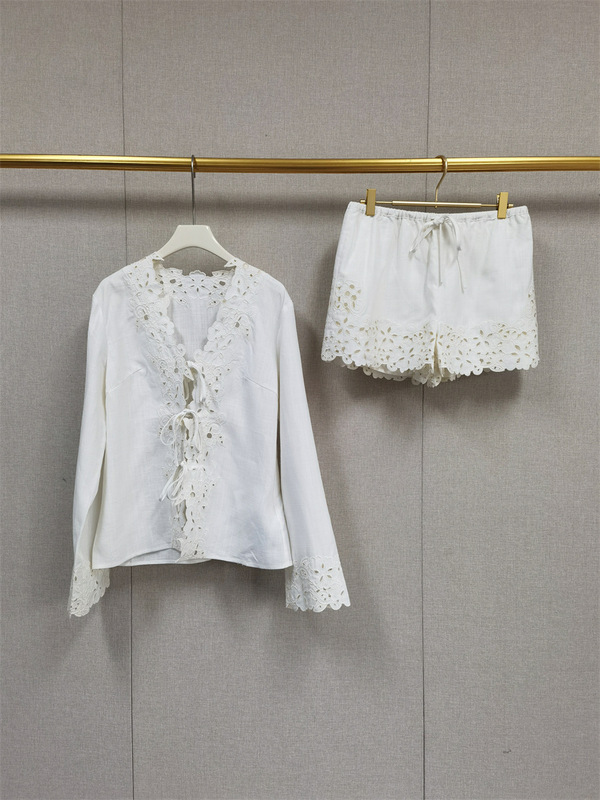 フランス式の大衆25春夏のシルクの亜麻の刺繍のvネックのひものシャツはひもを引いて腰の半ズボンのスーツを緩めます。|undefined
