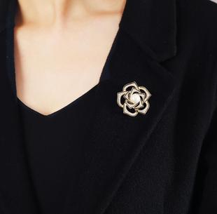Shuangdi source Factory Vintage Camellia trendy brooch luxury high-end temperament corsage elegant suit pin for women