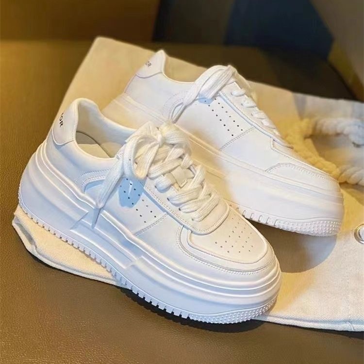 Zapatos blancos cómodos con suela gruesa para mujeres 2025 primavera y verano nuevo nicho Zhong universal zapatos deportivos casuales zapatos de skate para mujeres