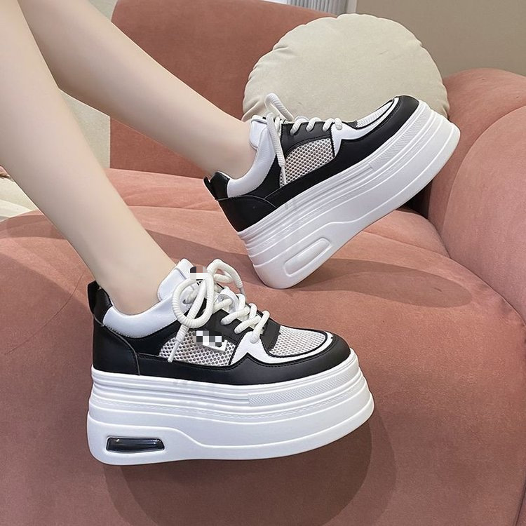 Zapatos blancos de altura de suela gruesa para mujeres 2026 nuevos zapatos transpirables de malla de verano para mujeres ligeros zapatos muffins casuales