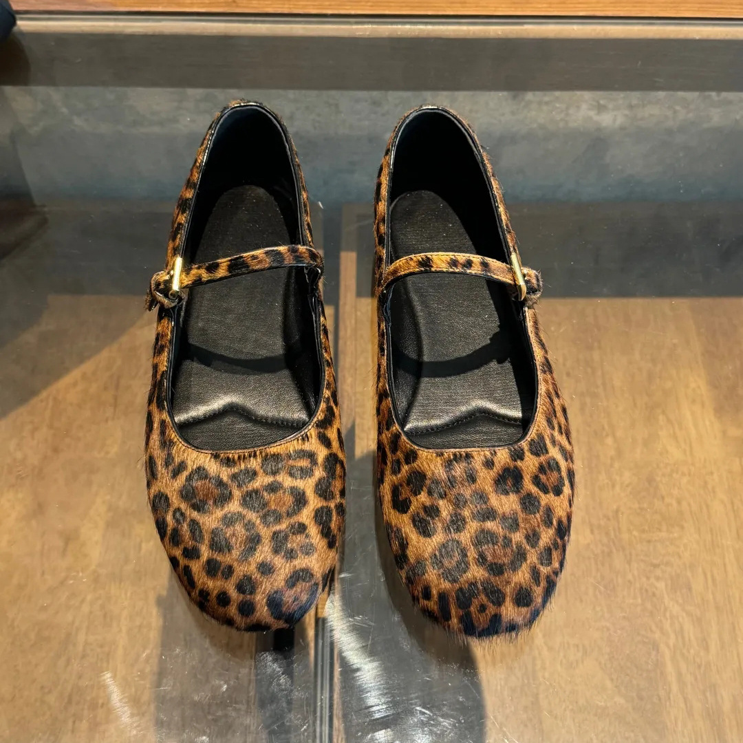 Mary Jane shoes flat with a strap made of soft leather low-cut