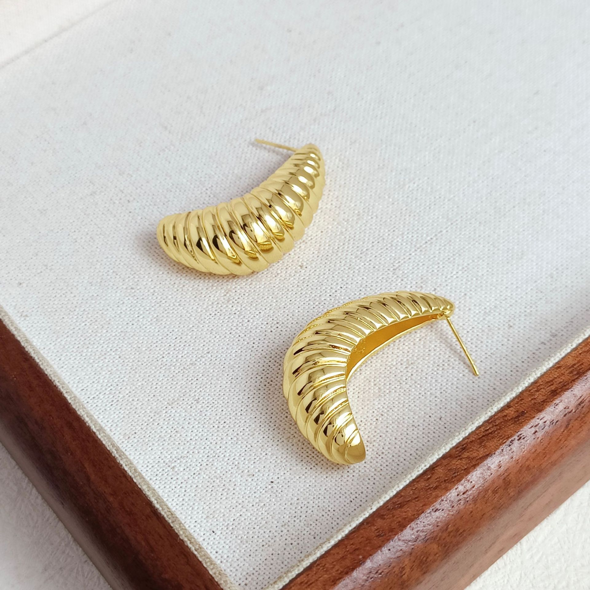 European And American Niche Light Luxury Cool Simple Fashion Commuting Versatile High-end Croissant Earrings Earrings