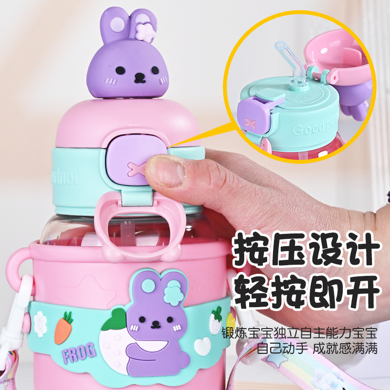 卡通兒童可愛公仔塑料杯高顏值萌趣兒童吸管杯學生便攜帶背帶水杯