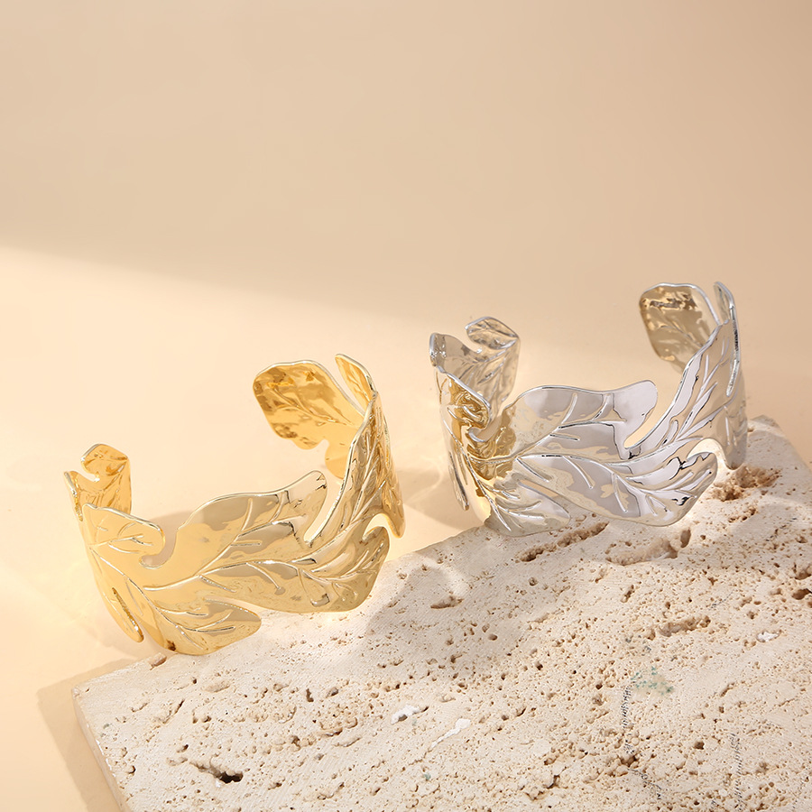 Pulsera de estilo de hoja grande de estilo caliente de Amazon, lujo ligero, sentido de alta gama, hoja exagerada, pulsera de cobre para mujer, apertura al por mayor