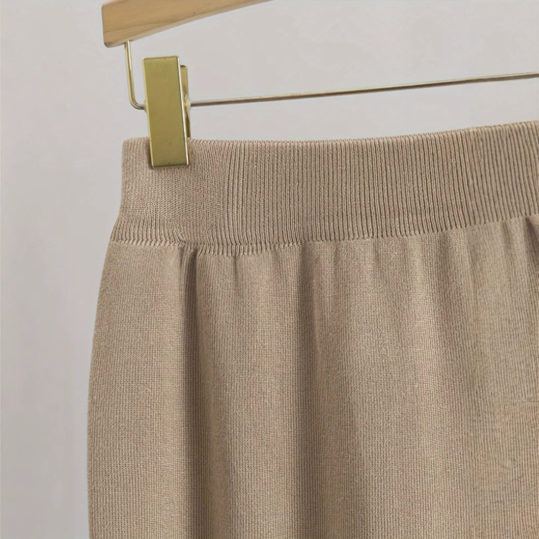 Conjunto elegante de duas peças em malha canelada – saia lápis de cintura alta e blusa por dentro da saia para looks de outono que valorizam a silhueta._voghion.com