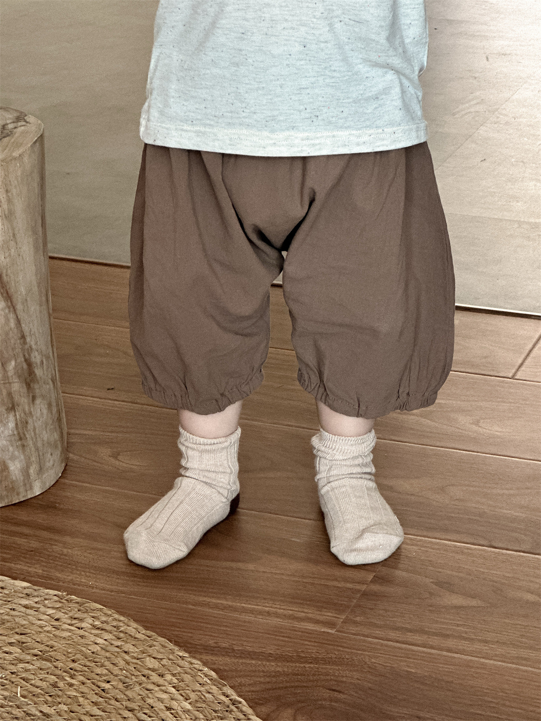 Conjunto de camiseta de manga corta de verano para niños, estilo fino, conjunto de verano para bebé 2026, conjunto de pantalones cortos a rayas estilo coreano para niños.