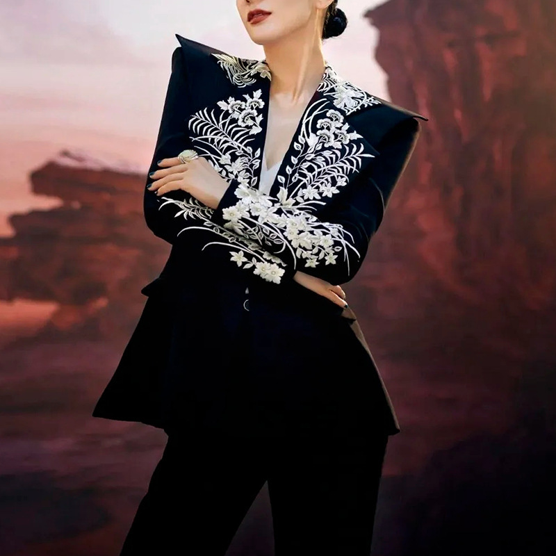 Fashionable and Elegant Women's Blazer 2026 Spring New Style Floral Embroidery High-End Long-Sleeve Slim-Fit Blazer