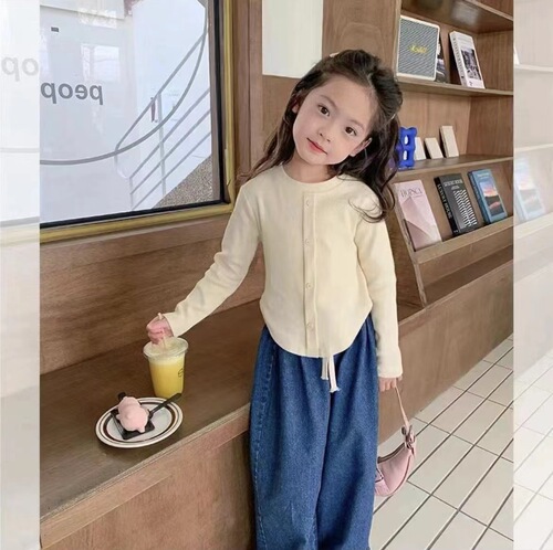 Children's Autumn Plain Color Long-Sleeve Knit Base Shirt for Girls, made of plush elastic material, sweet and trendy winter top for babies