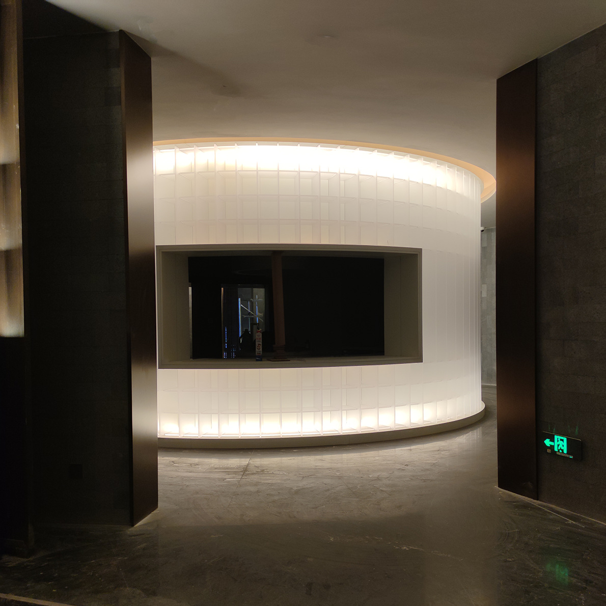 磨砂亚克力展柜酒店造景工程发光透明大型有机玻酒柜多宝阁