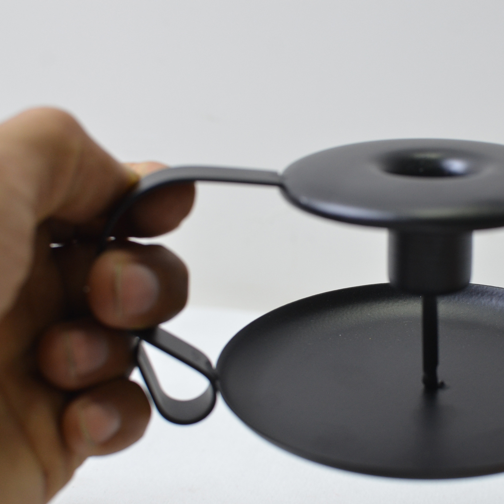 Retro estilo Europeo de mano Candelabro de la boda decoración taza de té titular de la vela de hierro negro candelabro artesanías fábrica al por mayor