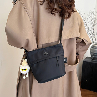 �|��ţ��б�����Ů�������֙C���ٴ����e�μ���\�ӳ��pˮͰ��