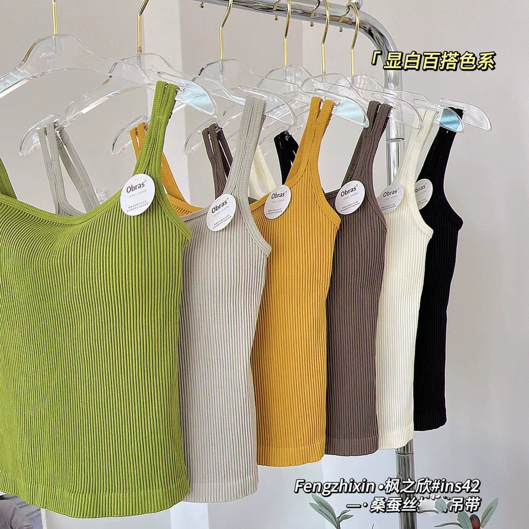 Топ бренда с чашечками, нижнее белье как верхняя одежда, красивая спина