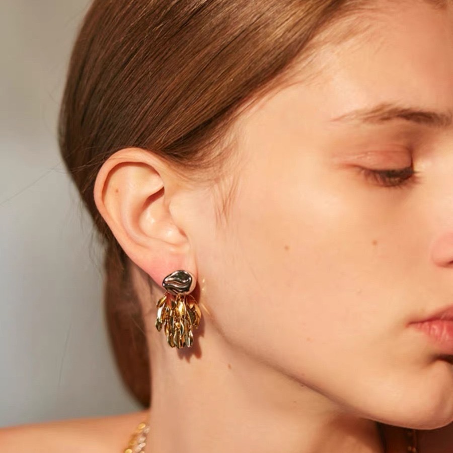 36g Weight 1 Pair Simple Style Classic Style Solid Color Tassel Plating Brass Ear Studs