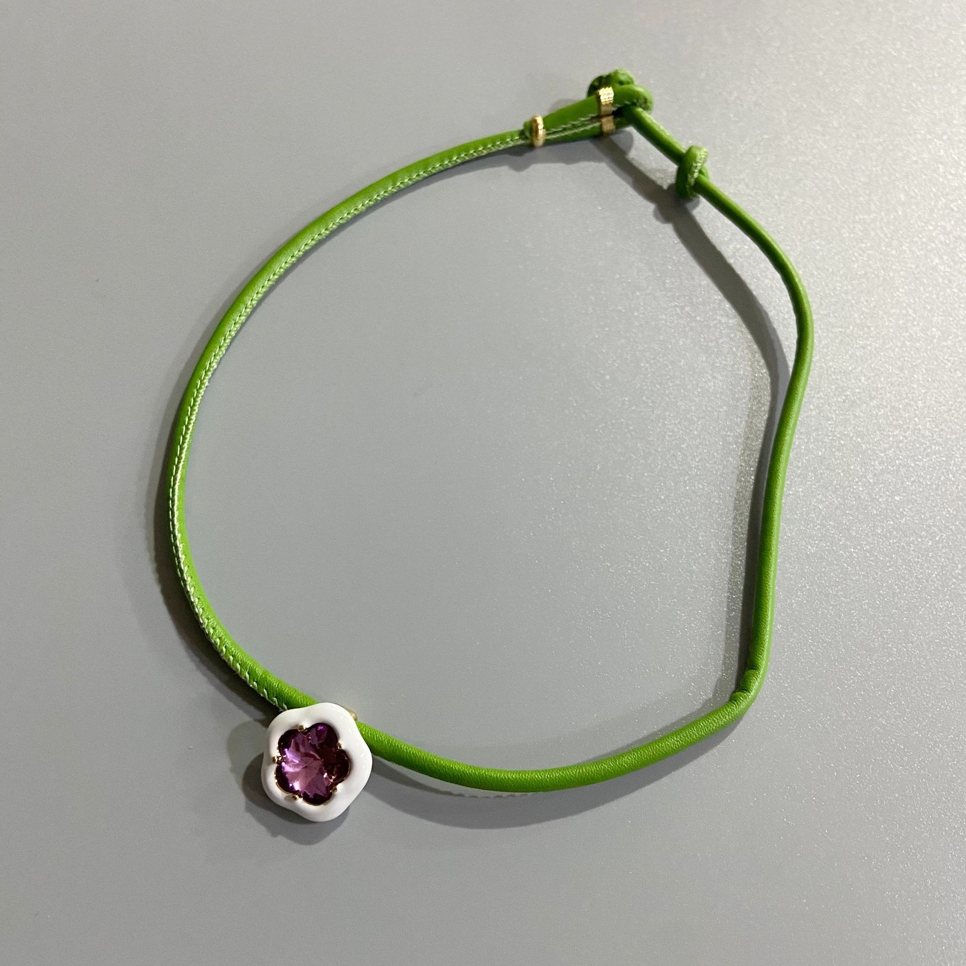 Title 6, Collana da donna in pelle con design geometrico...