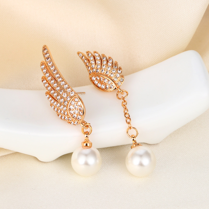 Explosión de sonido de vibración asimétrica alas perlas perlas de moda femenina temperamento elegante amplio aretes de pendientes de bordilla larga