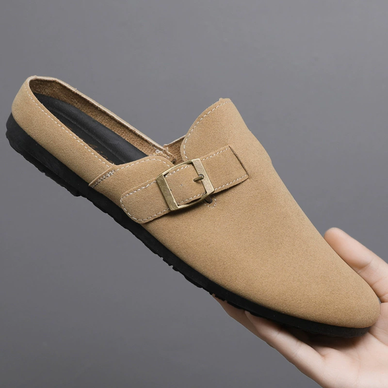 Студенты на открытом воздухе работают на мягком дне