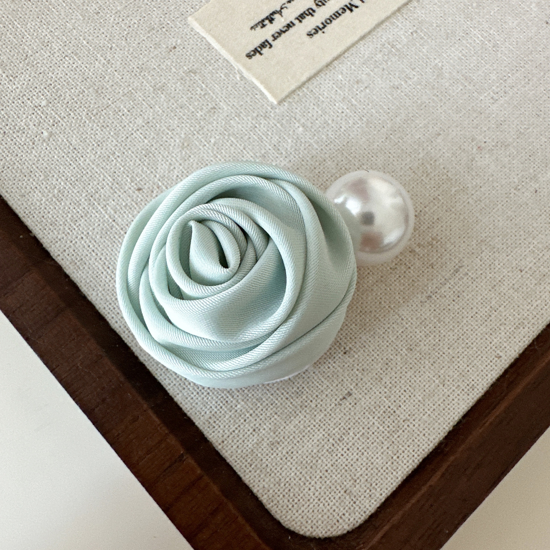 クリームの優しいバラの花の真珠の髪の飾りの髪のクリップの新型の後頭部のクリップの額の前髪のクリップ