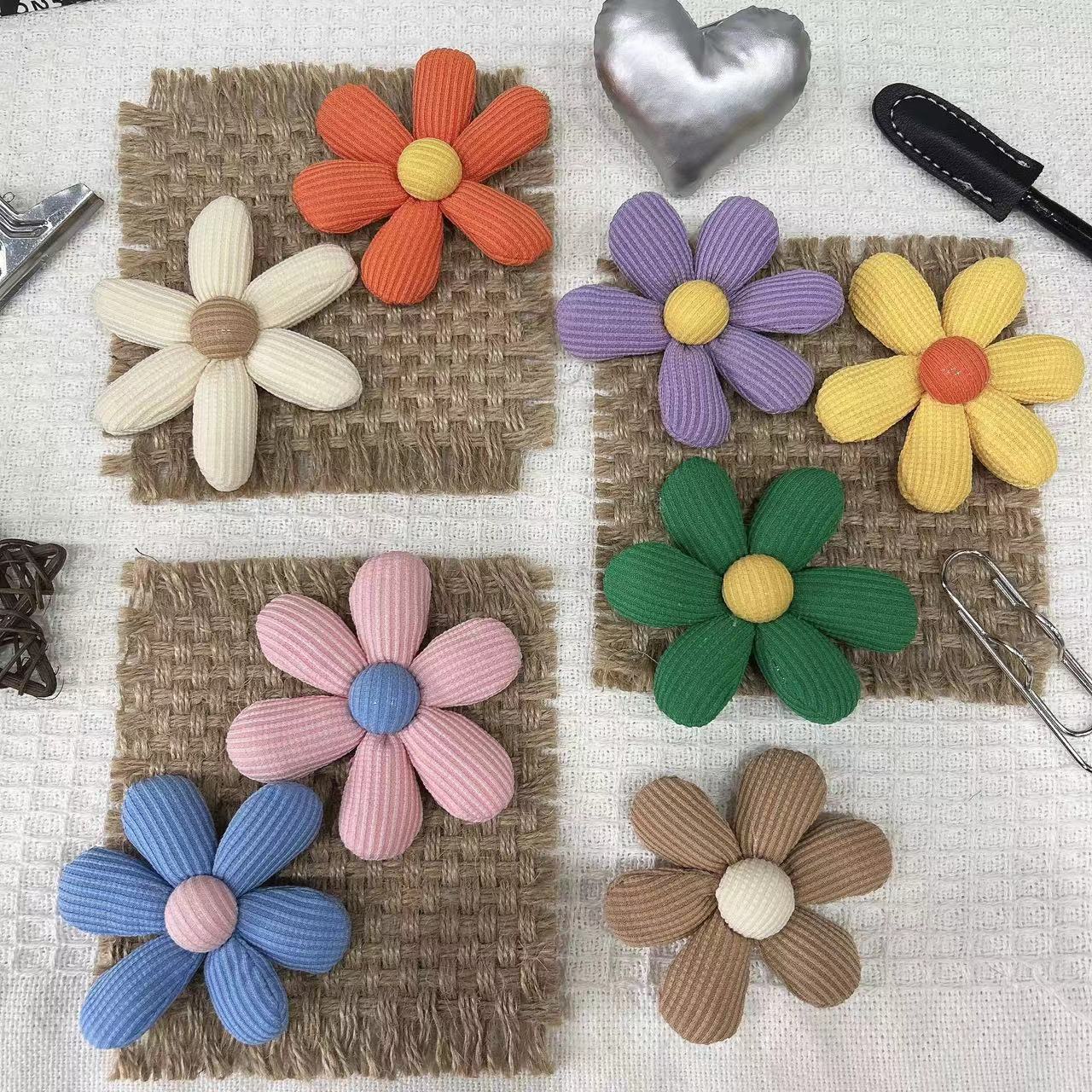 トウモロコシの粒の七色のかわいい花の部品のDIYは綿の6弁の花の頭飾りの部品のブローチの部品の卸売りを詰めます。