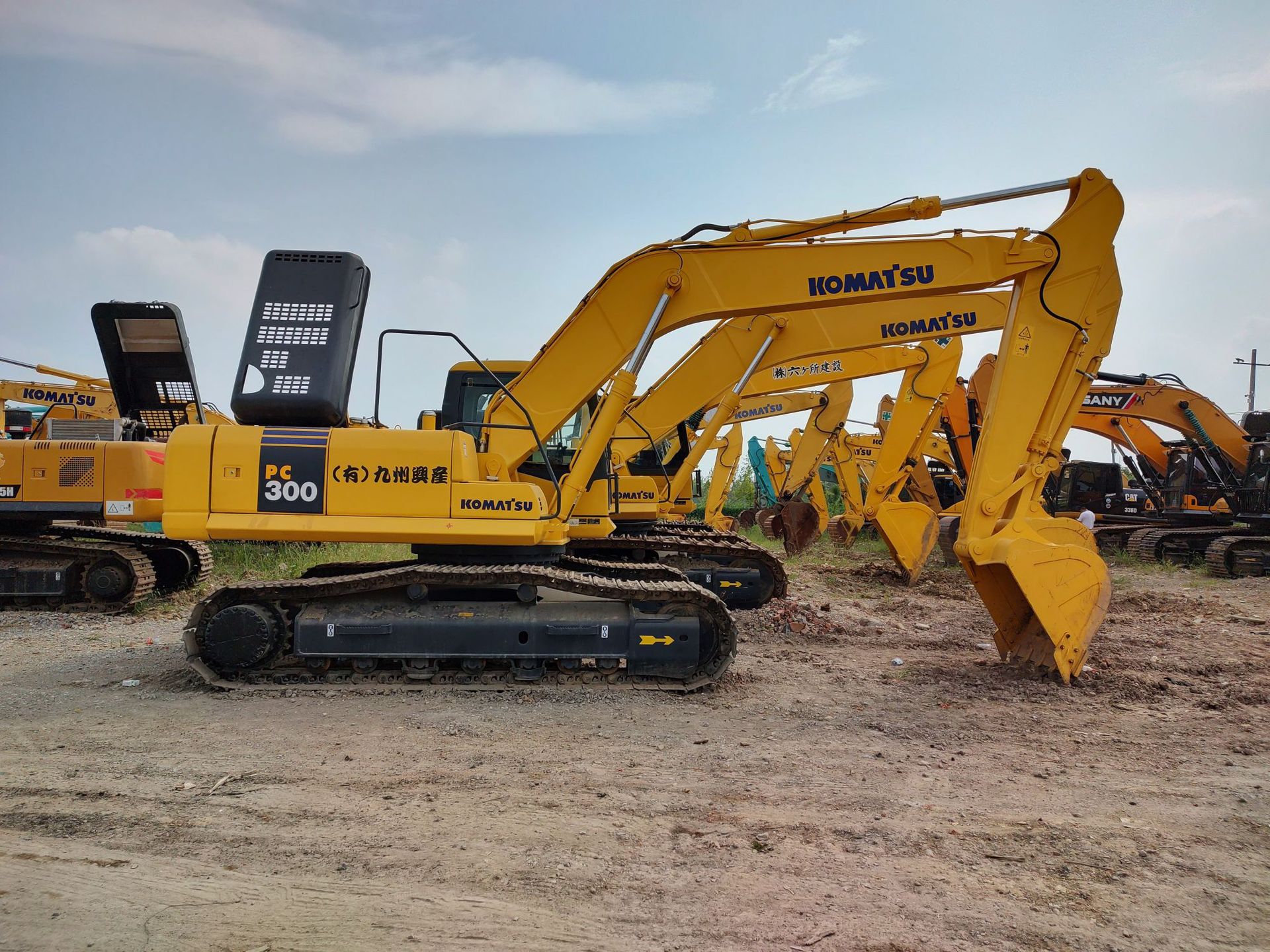 Línea de exportación de comercio exterior dedicada a la excavadora Komatsu 300 - 7 - 8 de segunda mano Hyundai 305LC - 9T